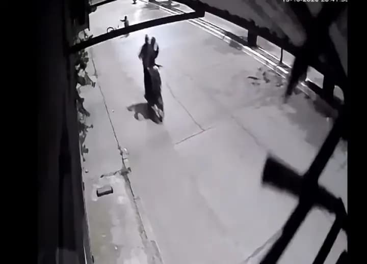 Corrientes: un violento arrebato a un ciclista quedó grabado en video