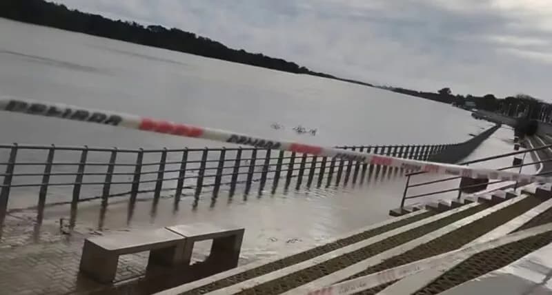 Goya: la Comuna promulgó la emergencia hídrica y el agua tapó el paseo inferior de la Costanera