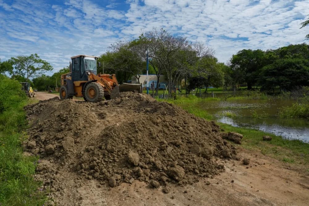 Provincia refuerza un terraplén y acondiciona albergues en Paso de la Patria