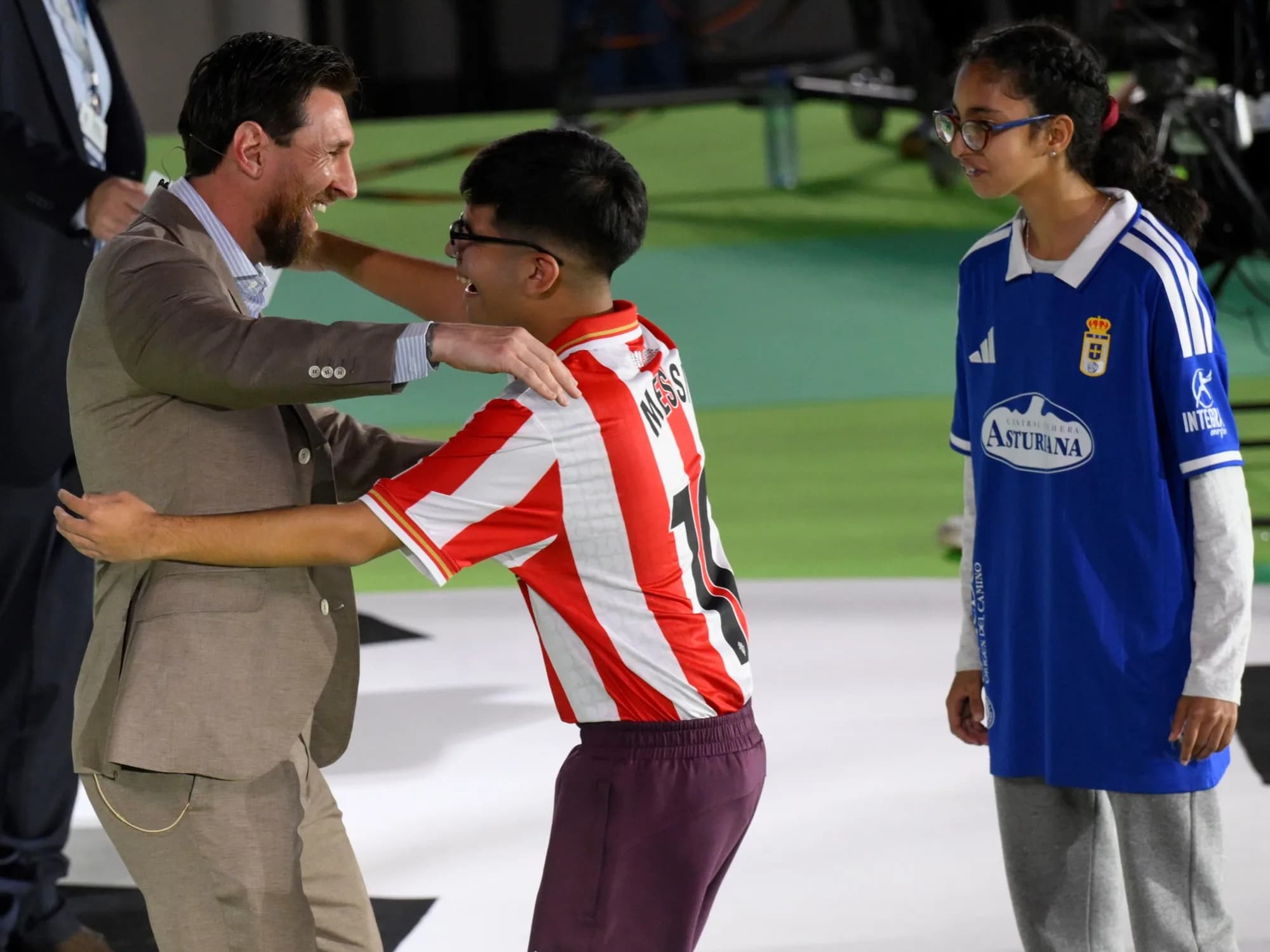 Video: Messi hizo delirar a estudiantes y tiró unos pases con niños en el Palacio de Deportes de Oviedo