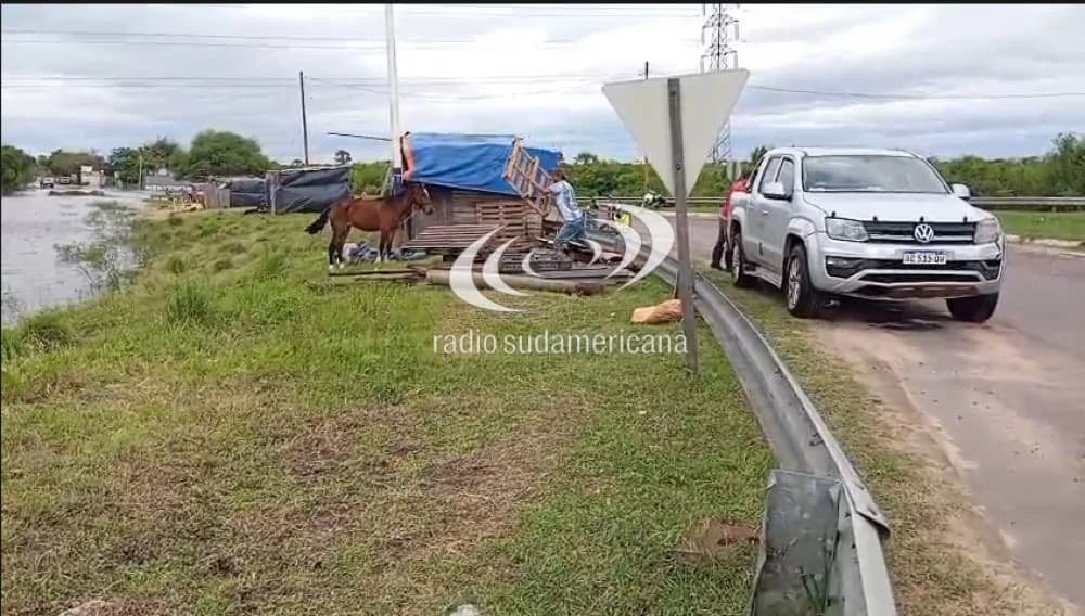Portada de video: Isla del Cerrito: ante la crecida, familias se asientan sobre la ruta 63