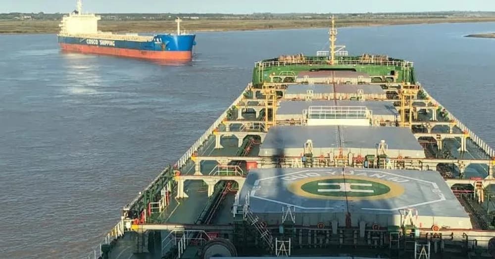 Buque varado en el río: Prefectura dio recomendacion de navegación