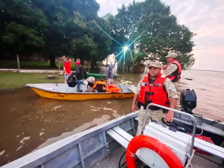 Prefectura traslada por agua a estudiantes aislados por la inundación