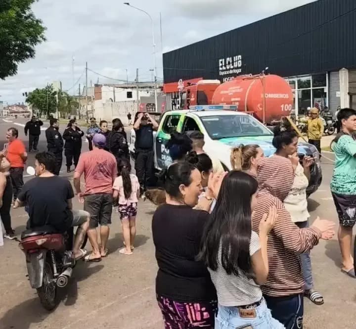 Inundados cortaron avenida Armenia y exigieron la apertura de centros de evacuación