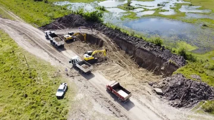El Paso refuerza sus defensas e instala albergues ante el avance del agua