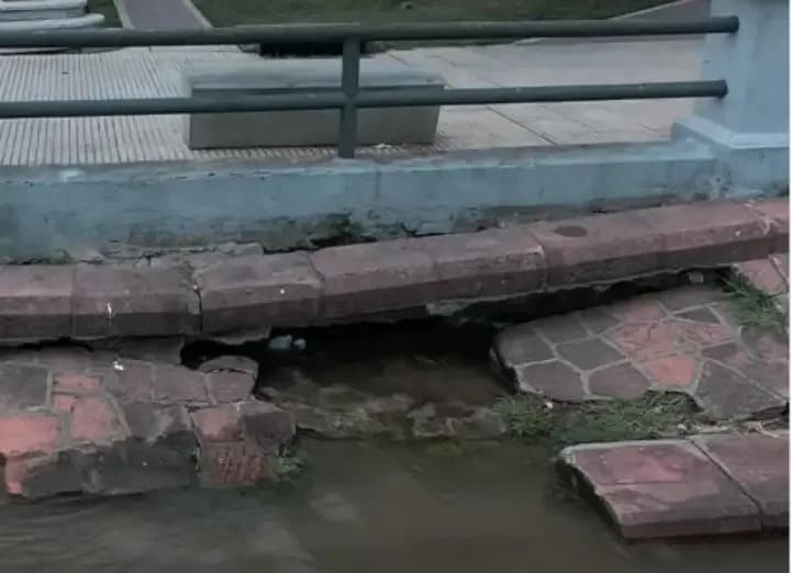 El avance del agua socava las defensas de la Punta San Sebastián