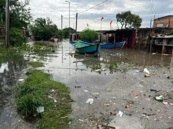 Corrientes: cesaron las lluvias pero el ascenso de las aguas del río Paraná sigue provocando estragos