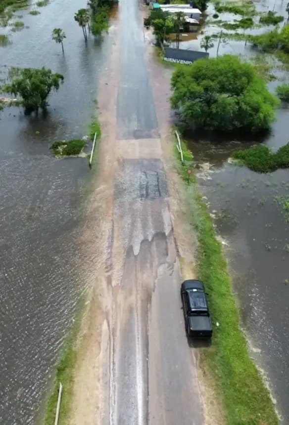 Puerto Antequeras: el agua sobrepasó la calzada en la Ruta Provincial 63