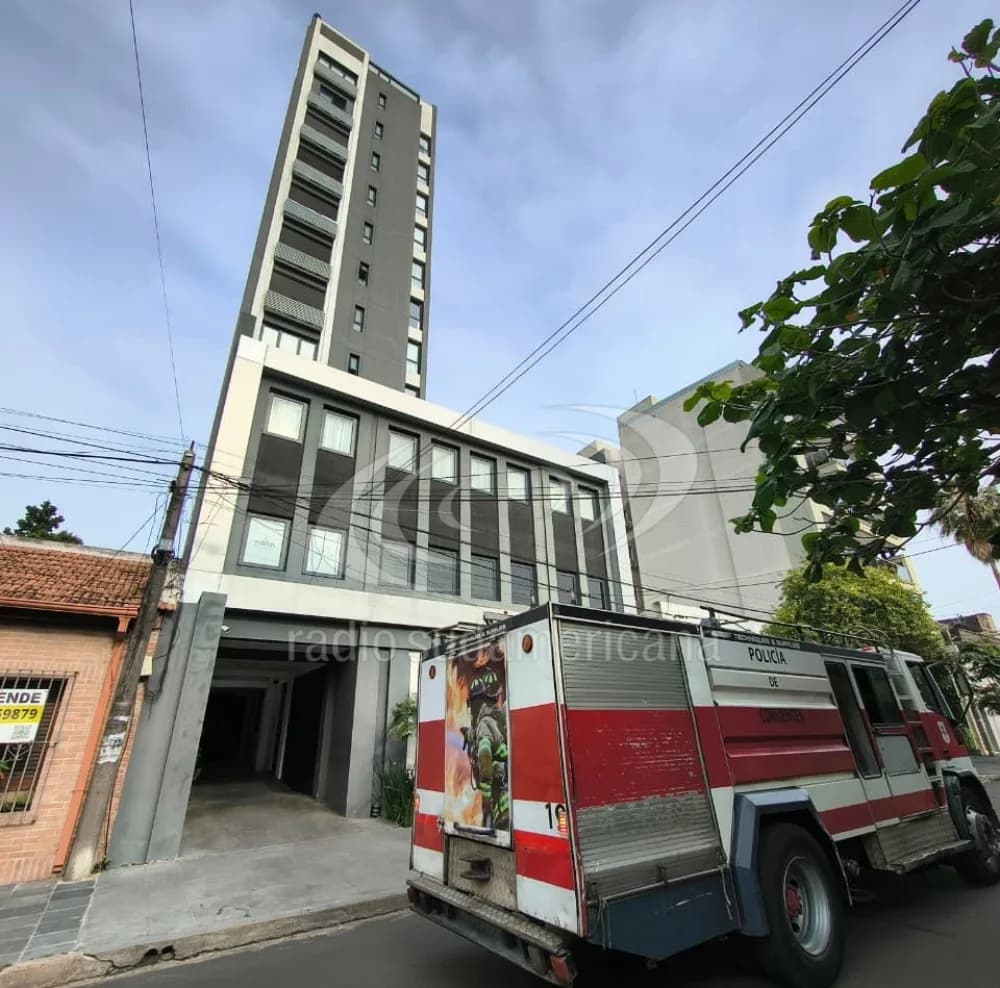 Corrientes: auxiliaron a una mujer que intentaba arrojarse de un edificio