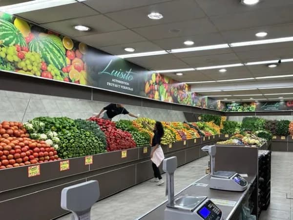 Una verdulería regala $10.000 a sus primeros 100 clientes y hay varias cuadras de cola