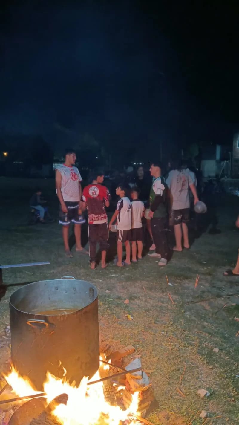 Familias del barrio Itatí sufren el avance del agua y habilitan un centro de evacuados en la Escuela 293