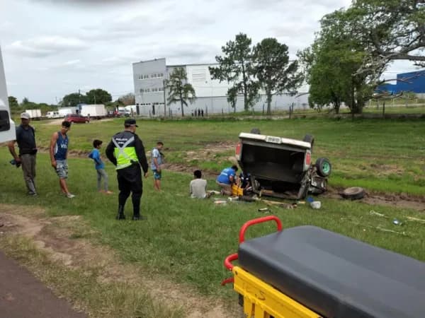 Un vehículo volcó tras un choque en RN 12 en uno de los accesos a Corrientes