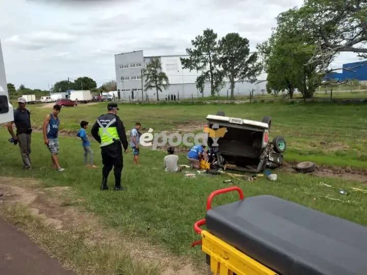 Un camión chocó contra una camioneta y dos hombres terminaron hospitalizados