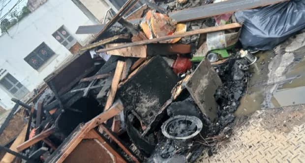 Incendio destruyó la vivienda de un docente y causó grandes pérdidas