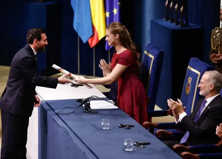 Las emotivas palabras de la princesa Leonor a Messi en los premios