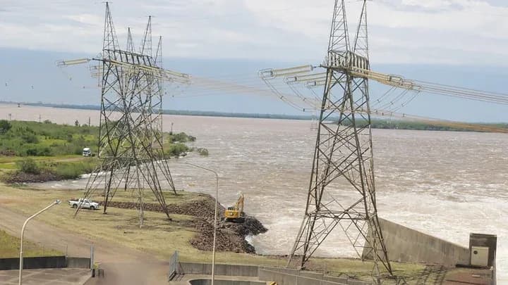 Refuerzan columnas que conectan energía desde Yacyretá al país