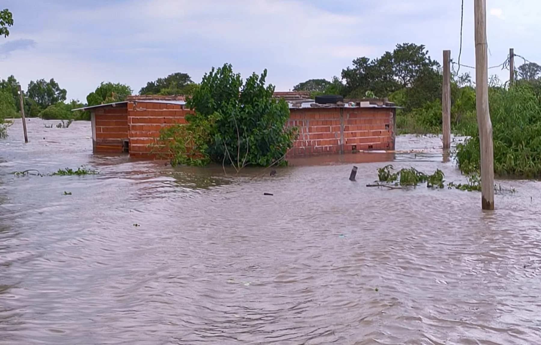 El Paraná se estacionó y hay más de 600 personas fuera de sus casas en Capital