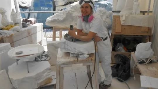 La escultora cordobesa que moldea el mármol en las canteras donde trabajaba Miguel Ángel