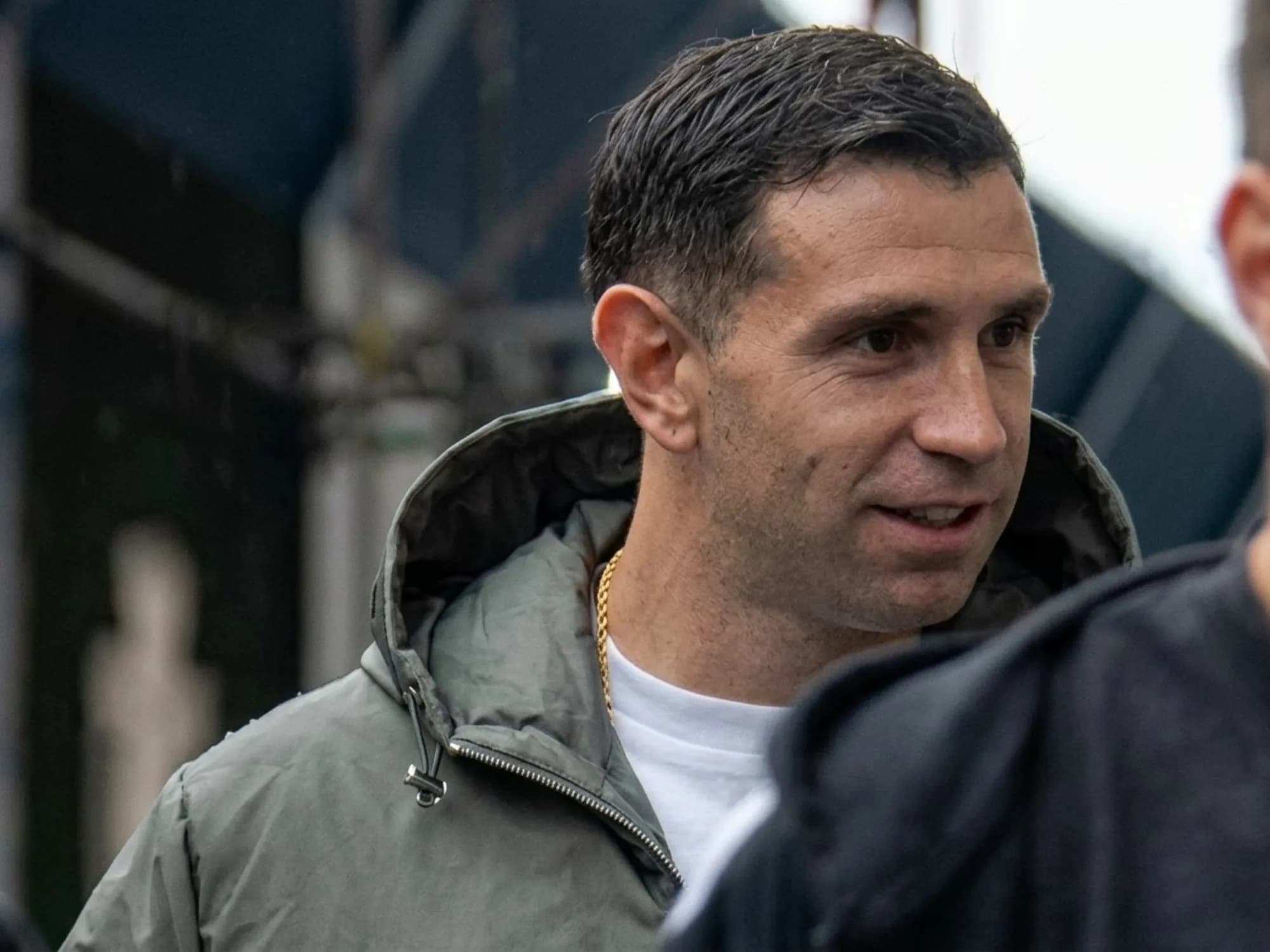 Una semana después de su operación, Dibu Martínez fue al partido de Chelsea por Premier
