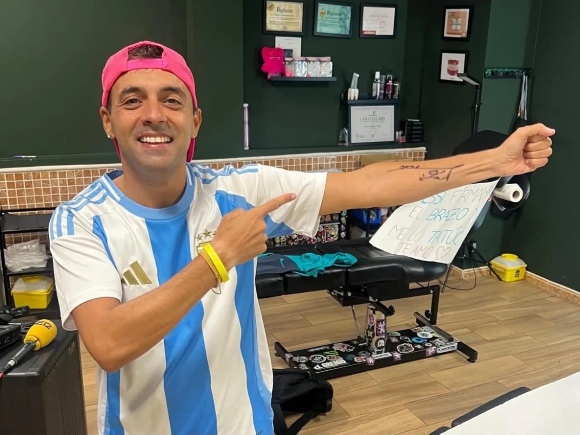 El artista español que hinchó por Messi en la final del Mundial y se tatuó su firma en vivo: "Es el sueño de mi vida"