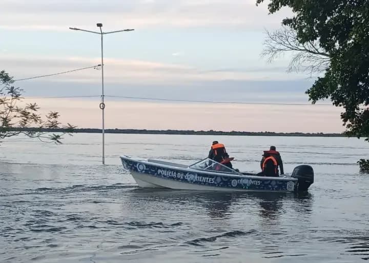 La Policía intensifica los patrullajes en lancha por las zonas inundadas