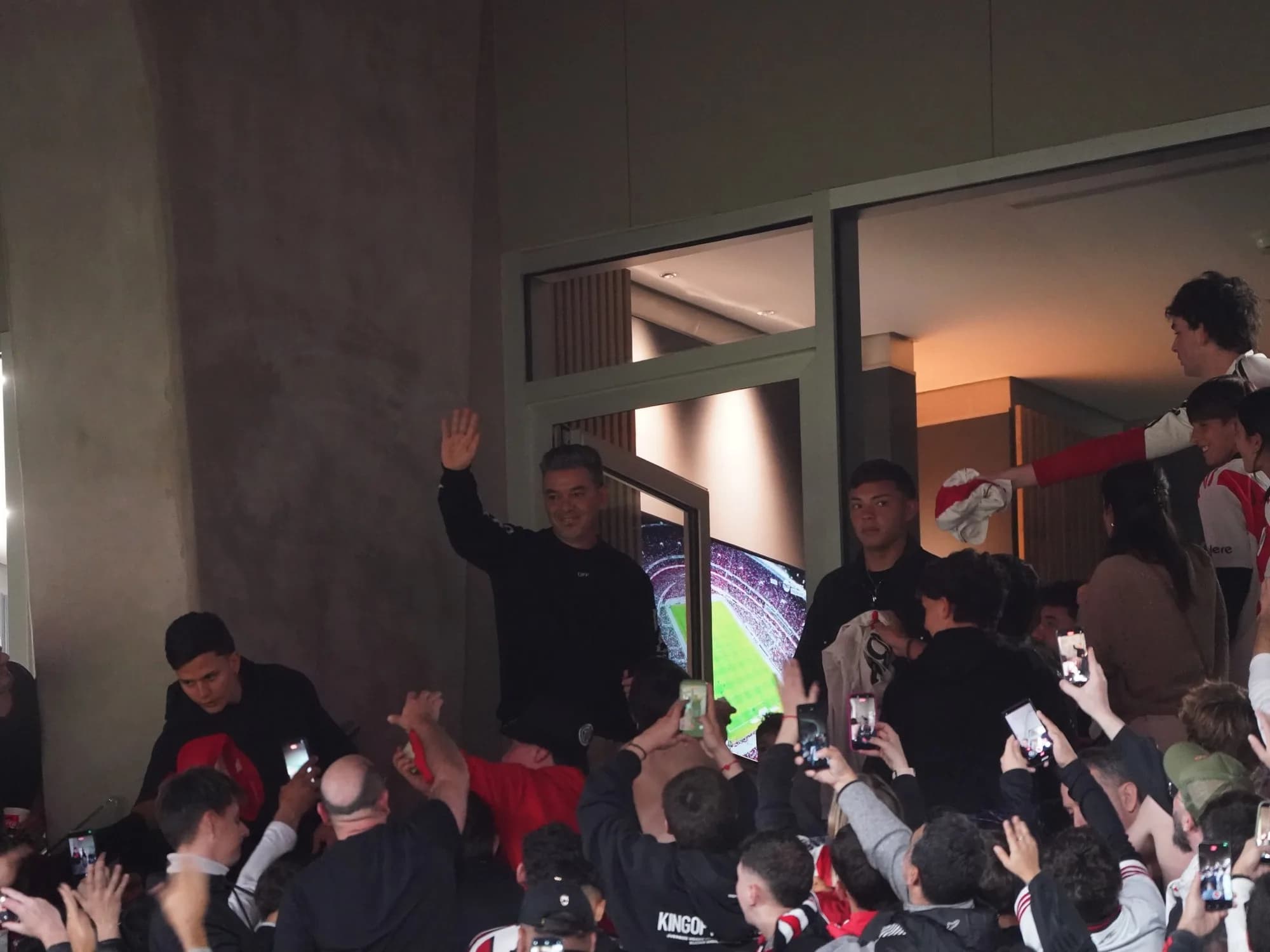 La sorpresiva visita de Gallardo al Monumental y la tremenda ovación a una semana del Súper