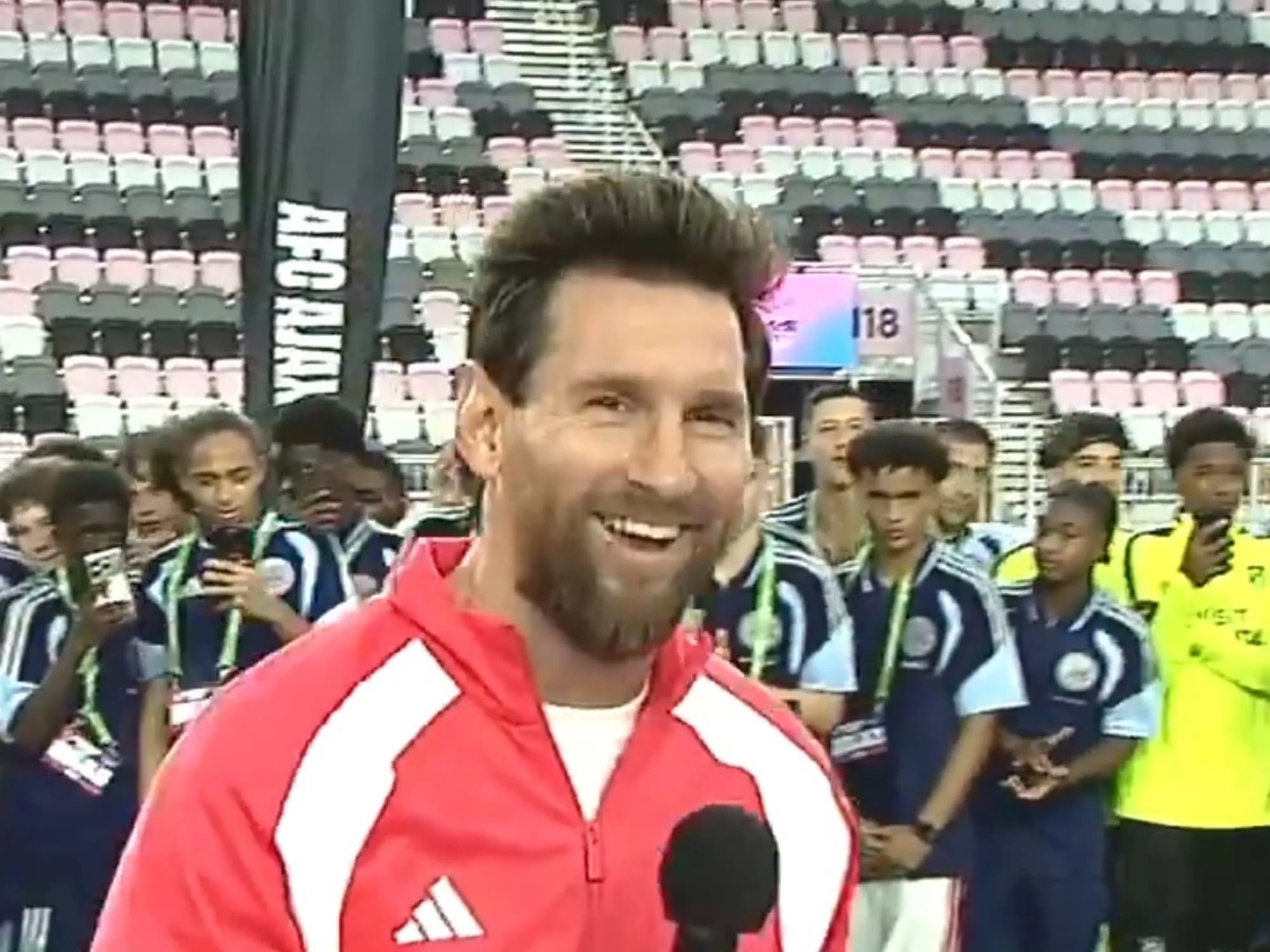 Los mejores momentos de Messi en la Messi Cup: su discurso con un tremendo viento, la divertida situación con el traductor y los mates con De Paul