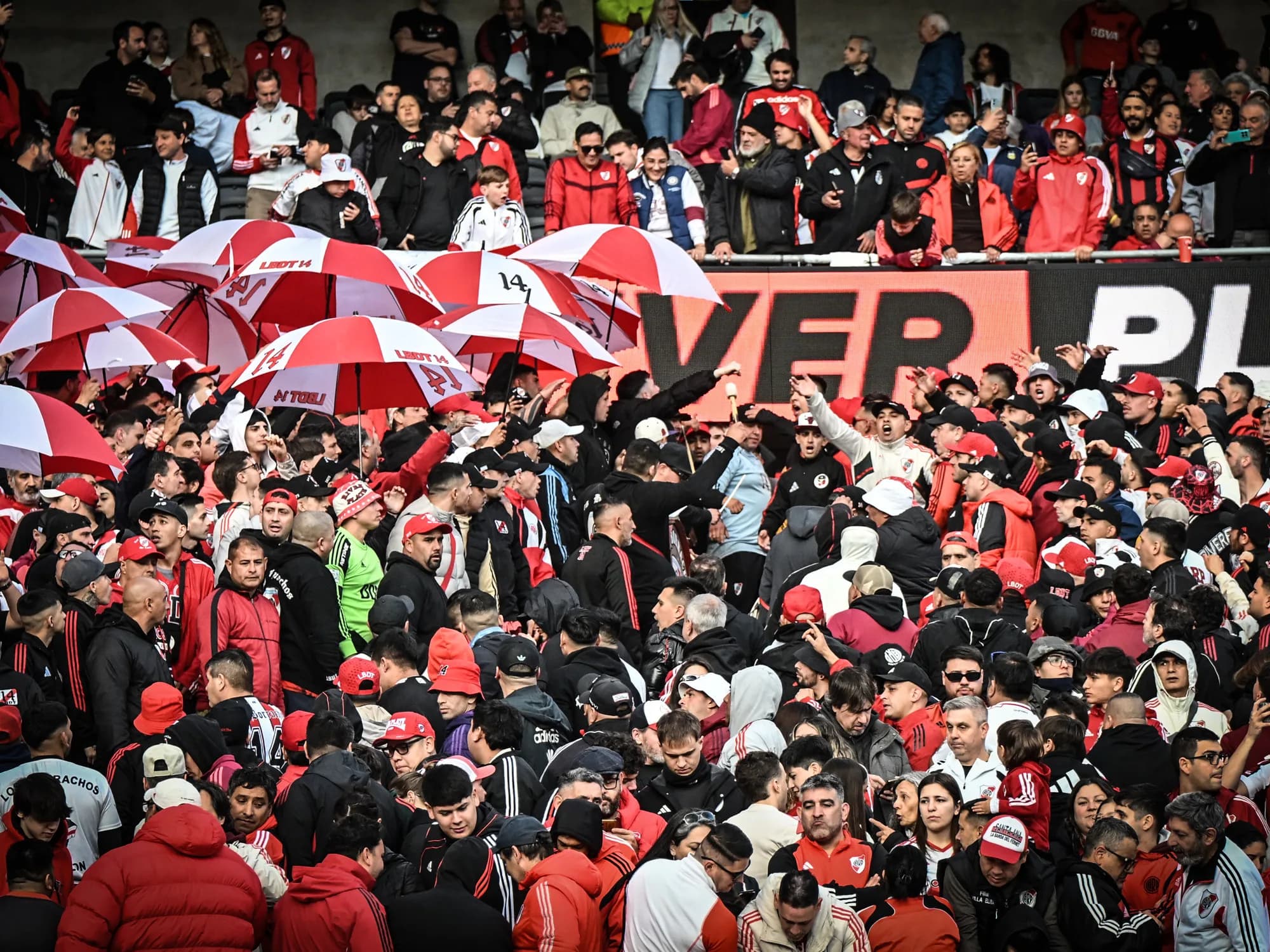 River le apuntó a Boca ante Racing: el pedido de los hinchas pensando en el superclásico