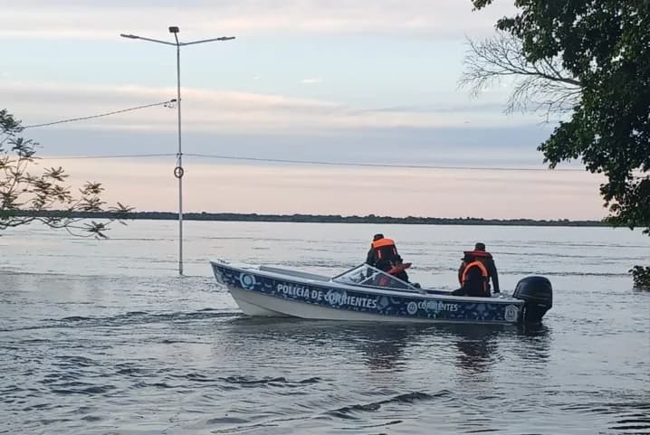 En Itatí, la Policía patrulla por agua los barrios afectados por la crecida