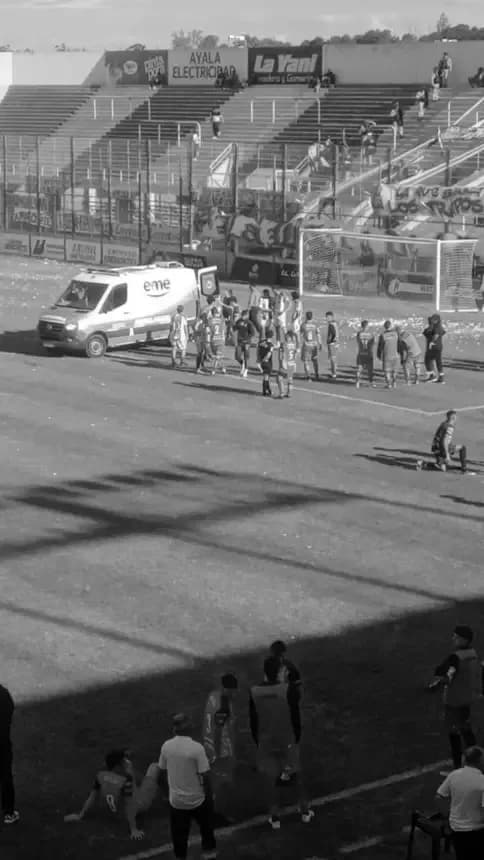 Inadaptados locales suspendieron el juego al arrojar bombas al campo