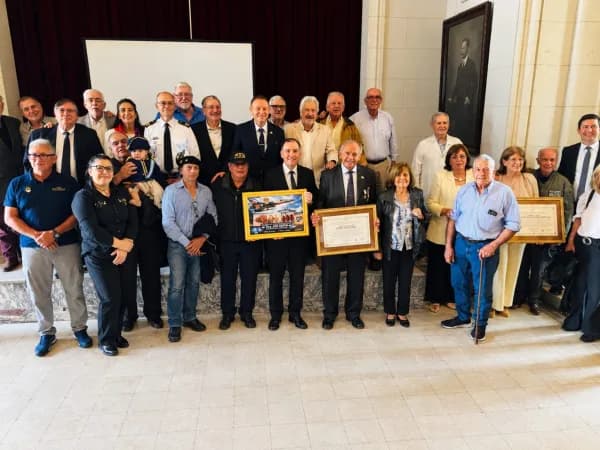 Veteranos volvieron al colegio que los formó para compartir sus historias de Malvinas