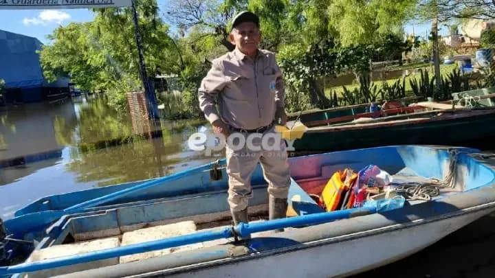 Acceso a Isla del Cerrito bajo agua: un vecino llega en lancha a su casa