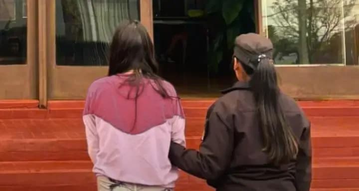 Fue a la casa de su ex, no le atendió, rompió un auto y terminó detenida