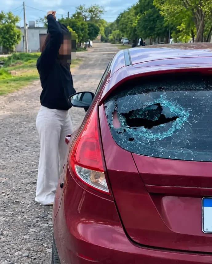 Una supuesta infidelidad terminó con un auto destrozado