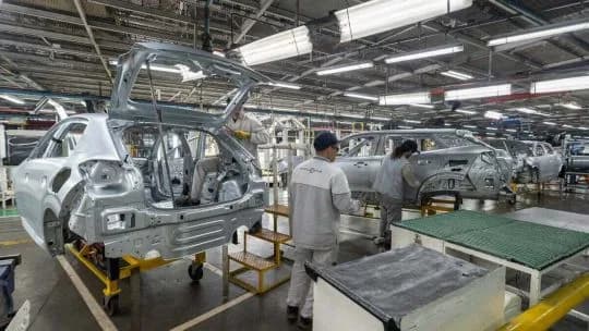 Stellantis frena la producción de Fiat y Peugeot en Argentina: suspensiones y vacaciones adelantadas para sus empleados