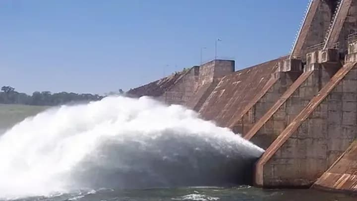 El paso por Yacyretá continúa cerrado por el nivel del Paraná mientras la creciente volvió al río Uruguay