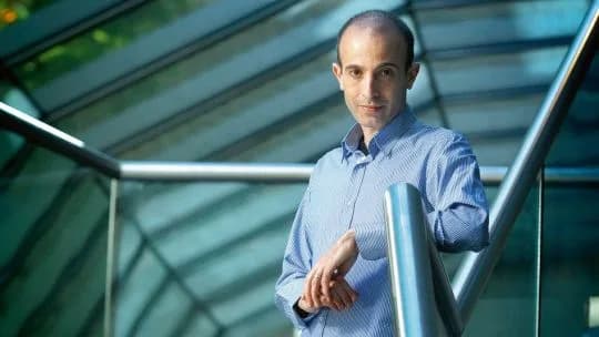 ¿Somos las vacas del futuro? Harari dice que la IA no va a dispararnos, va a manejar nuestra plata