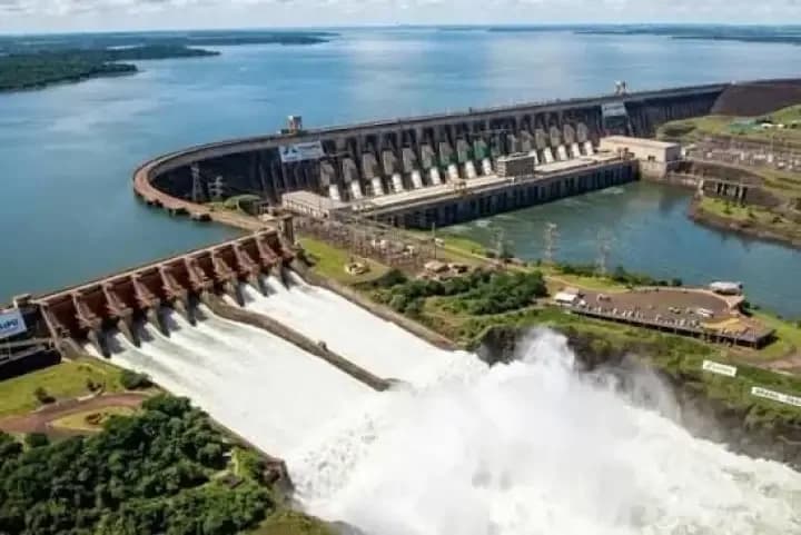 Itaipú reabrió sus compuertas y prevén una nueva onda ascendente en Corrientes