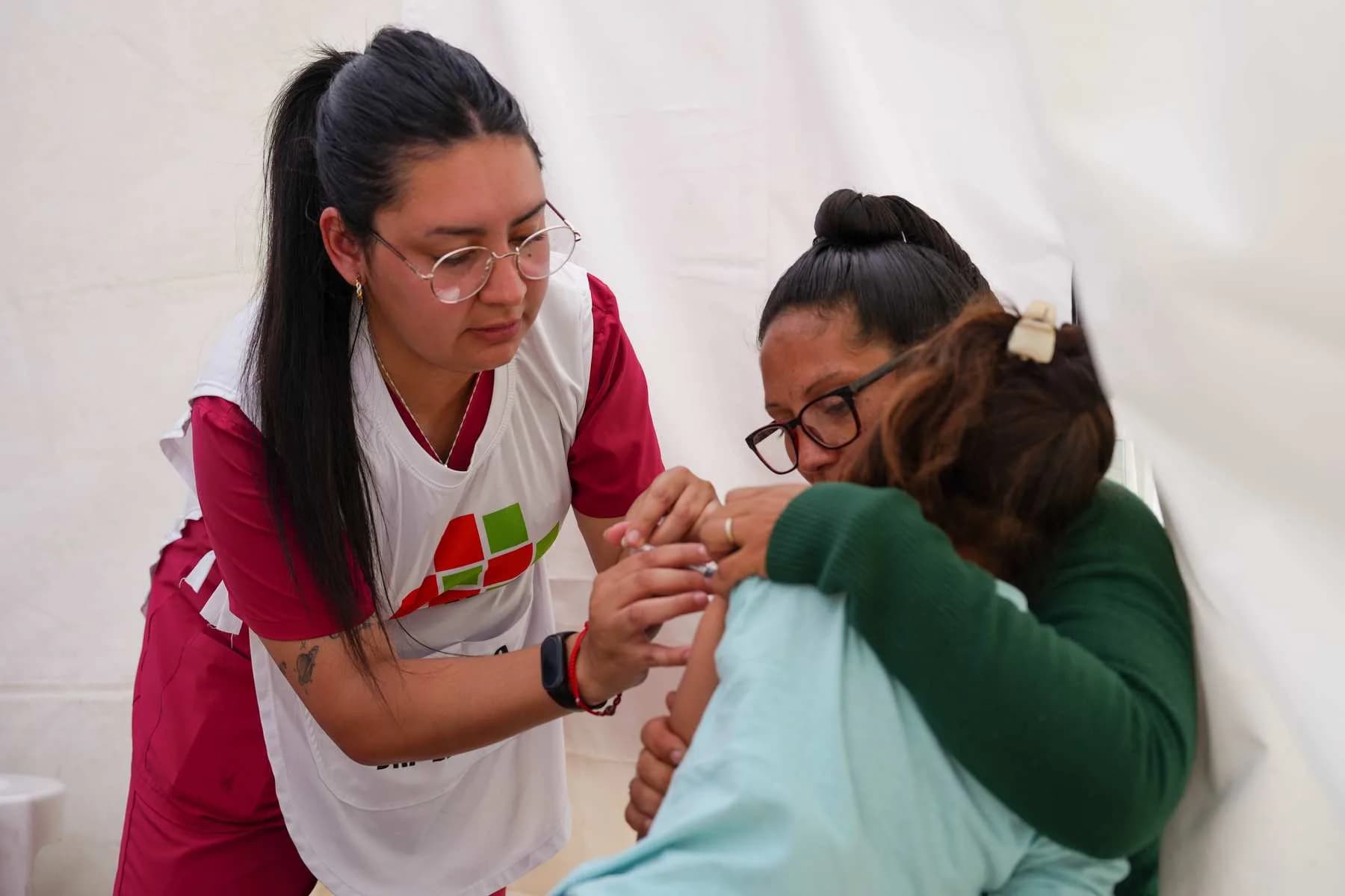 Crecida del río Paraná: el Gobierno de Corrientes asistió a familias del barrio Itatí