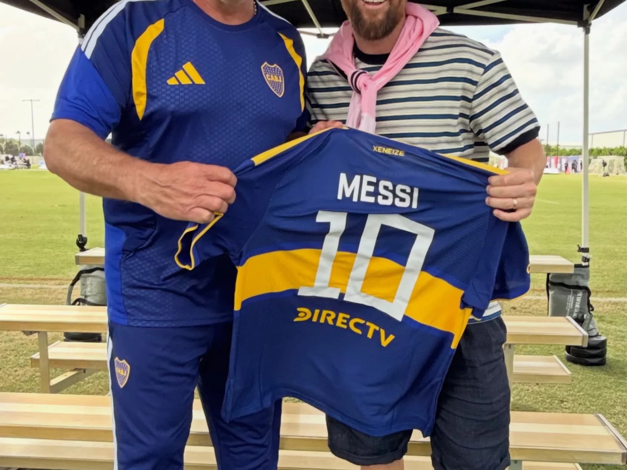Leo, con la azul y oro: el regalo de Boca para el 10 en la Messi Cup