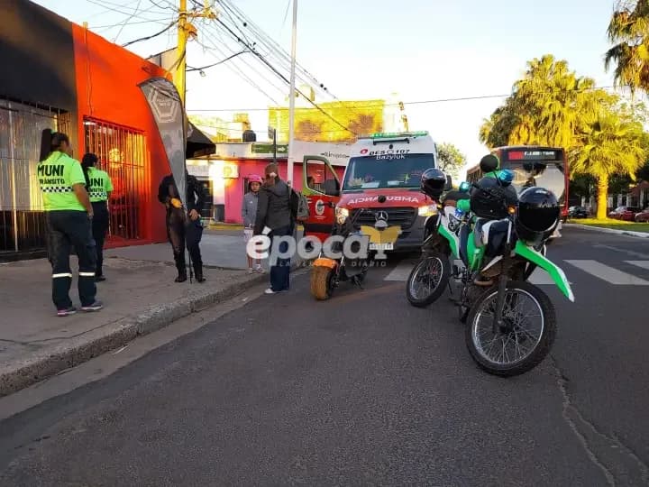 Peligrosa maniobra: un auto encerró a una moto y hechó a una mujer con su hija