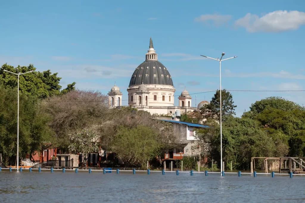 Corrientes sigue con su capital y otras ciudades con el agua muy alta en nivel de evacuación y cientos de evacuados