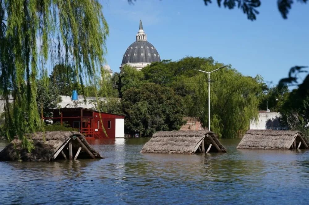 Itatí no está solo: la crecida del río aisló a familias y reforzaron la asistencia