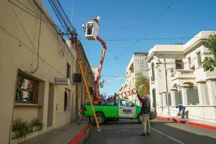 "Cielo Limpio": retiran cables en desuso en 14 cuadras del centro