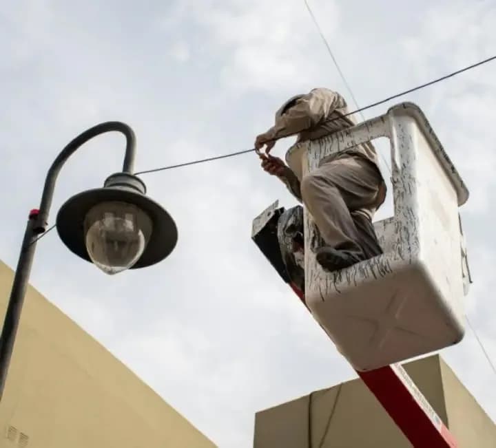 En cinco meses, retiraron cables en desuso en 14 cuadras del centro