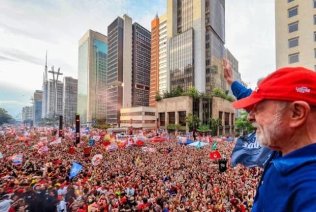 El partido de Flávio Bolsonaro reconoció la victoria de Lula da Silva pero evitó felicitarlo