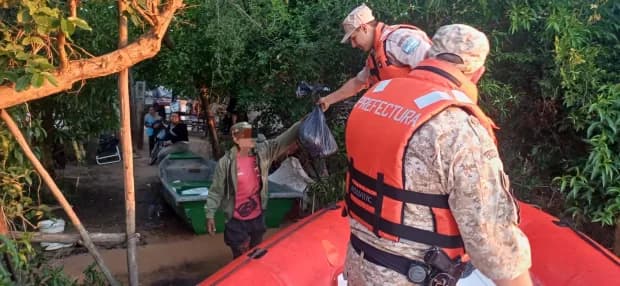 Corrientes: Prefectura asistió a familias isleñas afectadas por la creciente del río Paraná