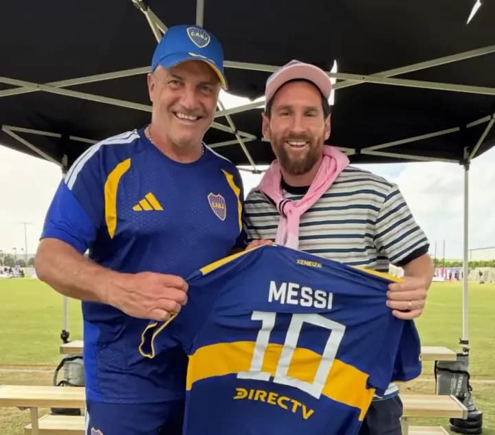 Messi recibió la camiseta de Boca y posó con Blas Giunta