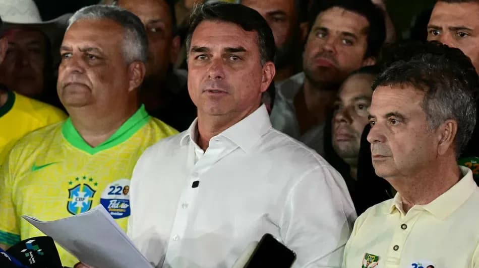 Flávio Bolsonaro deberá entregar su pasaporte y no podrá salir de Brasil por orden judicial