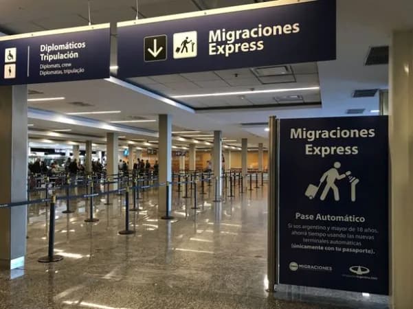 Migraciones asegura no tener registro del ingreso de Flávio Bolsonaro a la Argentina